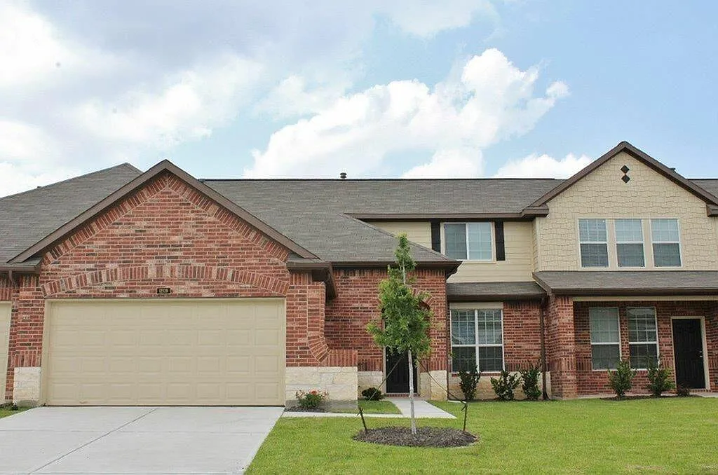 3 bed, 2.5 bath, 1669 sqft, $1,815 — Photo 1