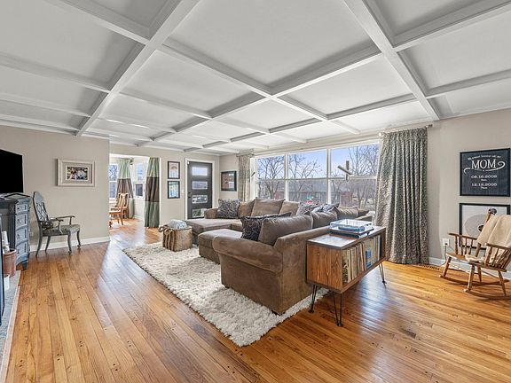 3rd image of 1001 Geneva Rd