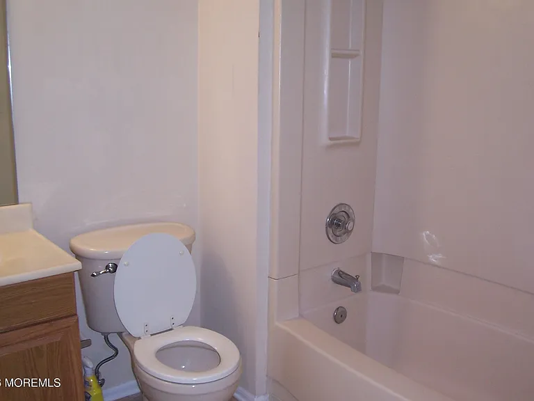 107 Des Moines Ct — Photo 9