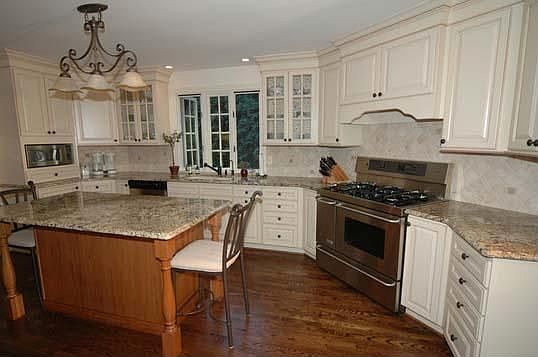 2nd image of 880 Yarmouth Rd