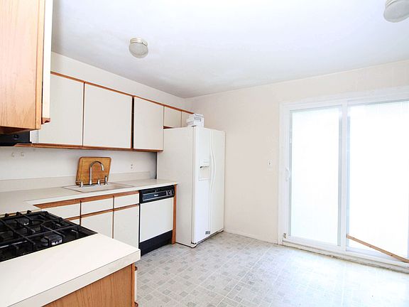 4th image of 114 Long Pond Ln