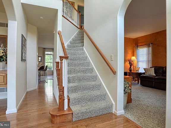 2nd image of 8 Rolling Meadow Rd