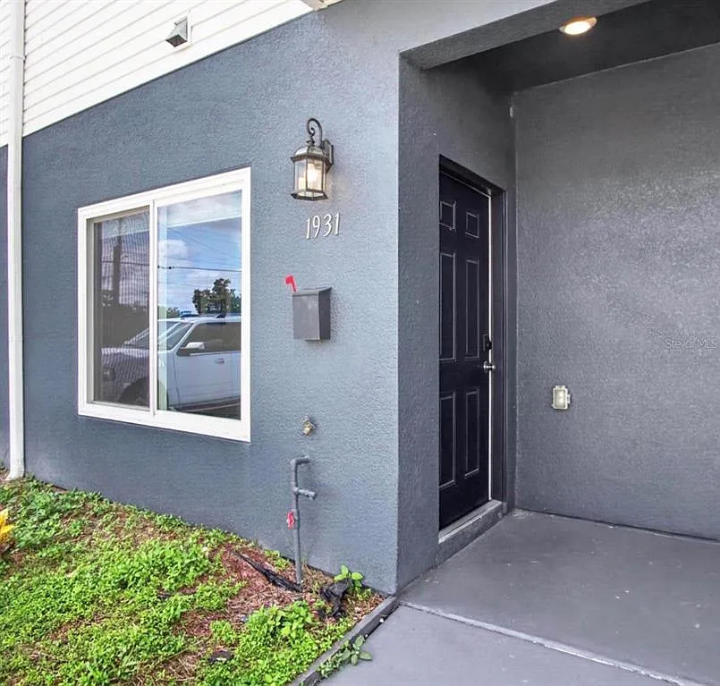 1931 Oxnard Ct — Photo 2