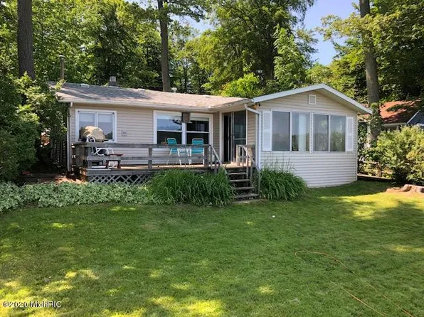 151 S Beechwood Dr, Stanton, MI 48888