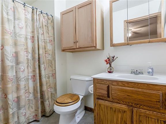 4th image of 215 E 21st Ter