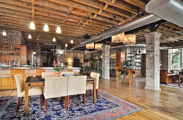 Sold by Mercedes Berk | media 17