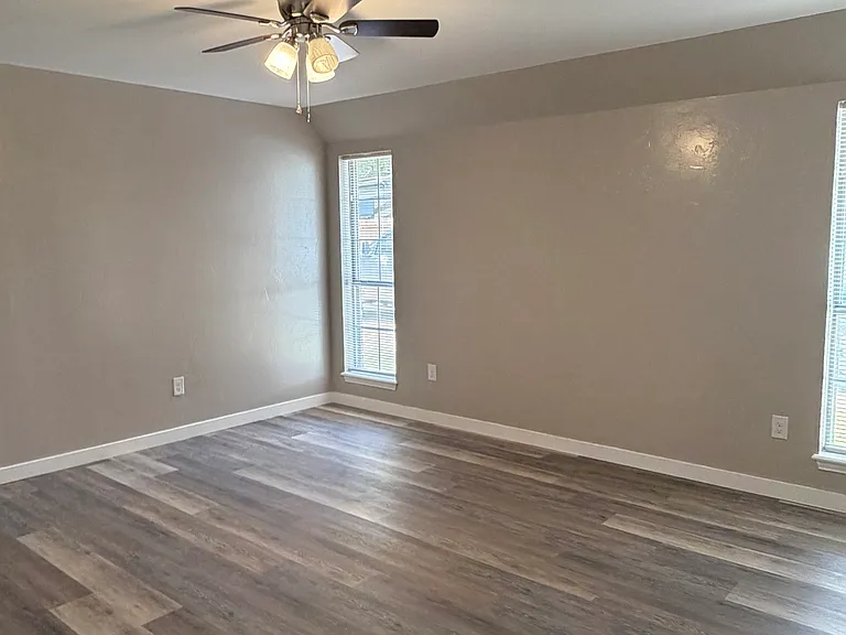 208 Hollie Cir — Photo 8