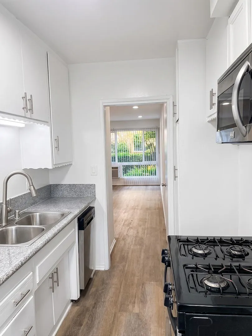 443 S. Alexandria Ave — Photo 1