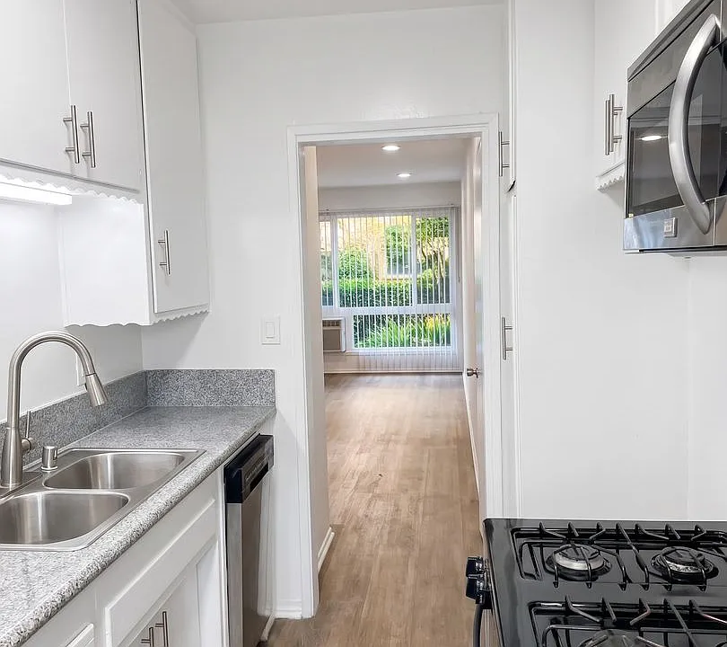 443 S. Alexandria Ave