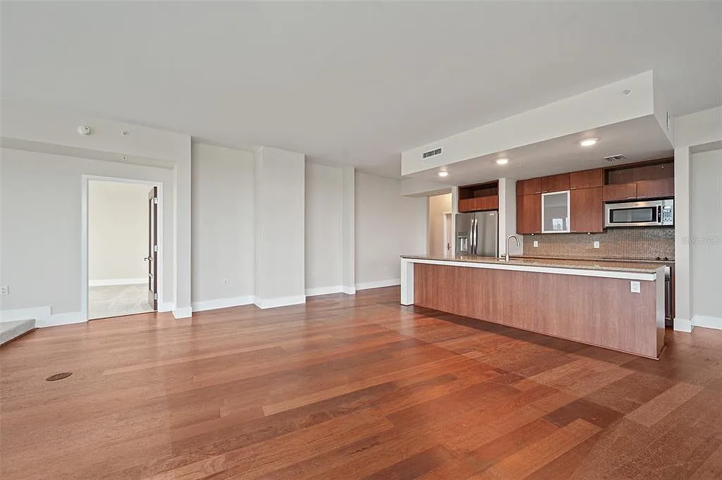 912 Channelside Dr — Photo 3