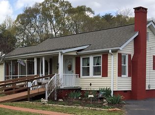 715 Neighborhood Rd, Wellford, SC 29385