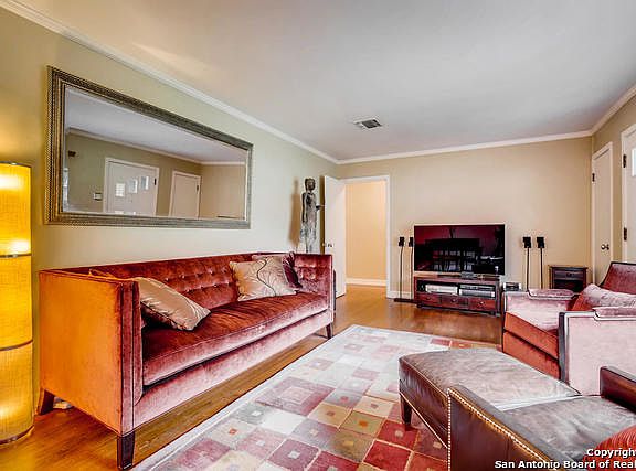 2nd image of 711 Robinhood Pl