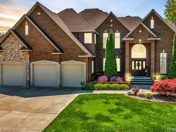 2916 Woodstock Cir, Port Huron, MI 48060