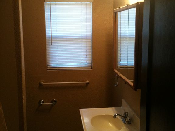 5th image of 1736 E Willow St