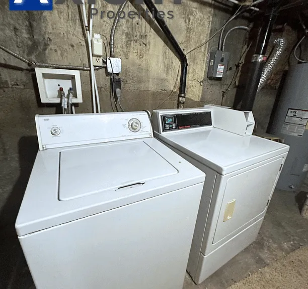 Cute 2 bedroom 1 bathroom apartment with convenient, central location — Photo 22