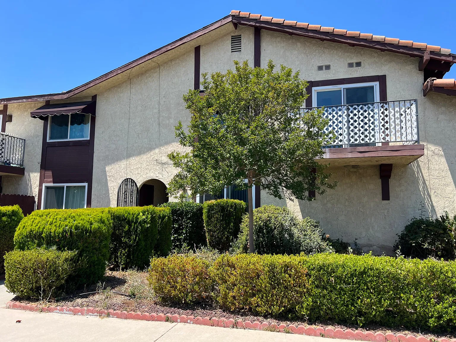 1427 Jellick Ave — Photo 3