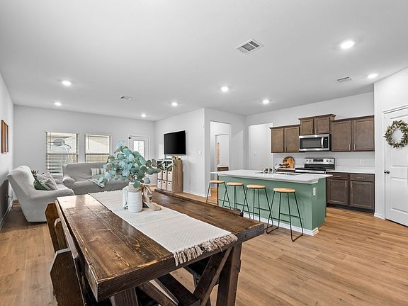 4th image of 919 Sunrise Ln