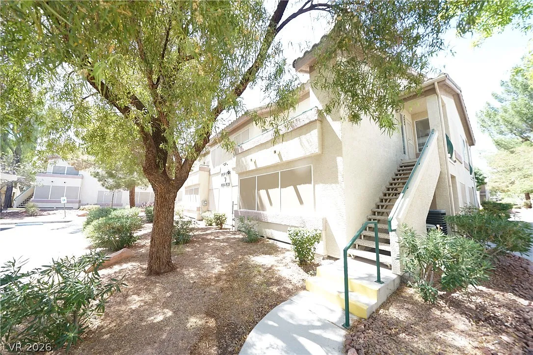 1 bed, 1.0 bath, 695 sqft, $1,095 — Photo 1