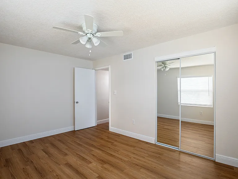 Park Plaza Apartments — Photo 10