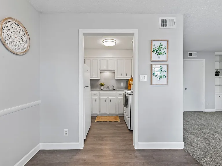 Beautiful Apartments in the heart of Brookside — Photo 41