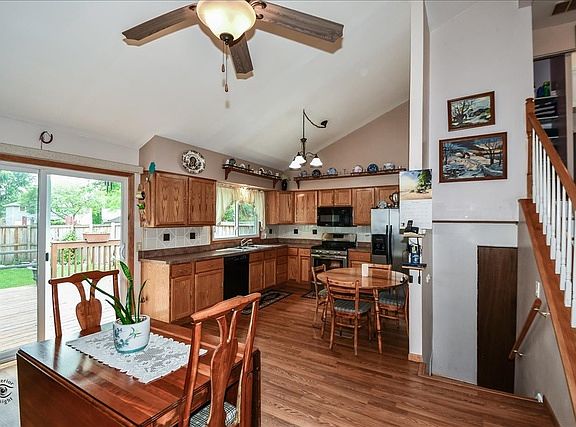 2nd image of 30W165 Maplewood Ct