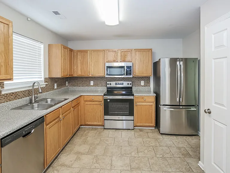 3913 Edgeview Dr — Photo 8