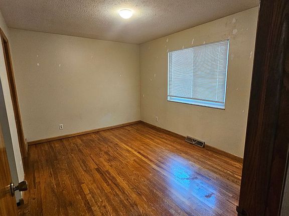 4th image of 565 West Ave