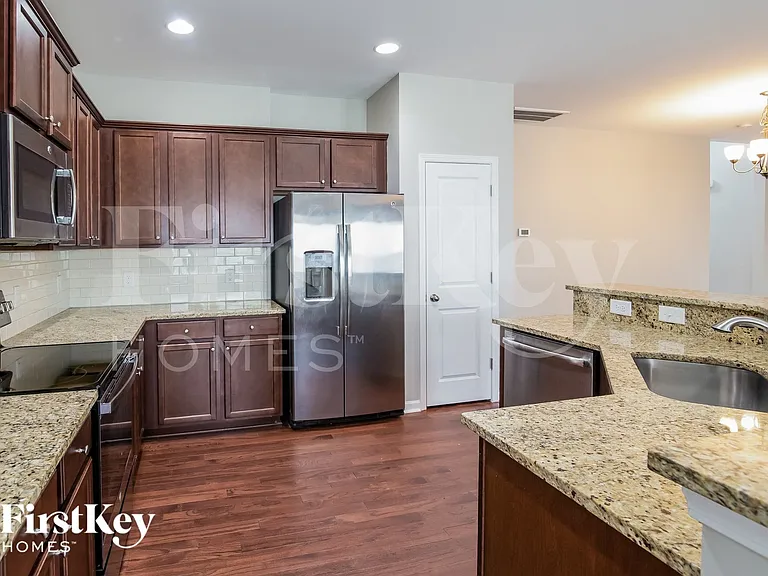 165 Longford Dr — Photo 7