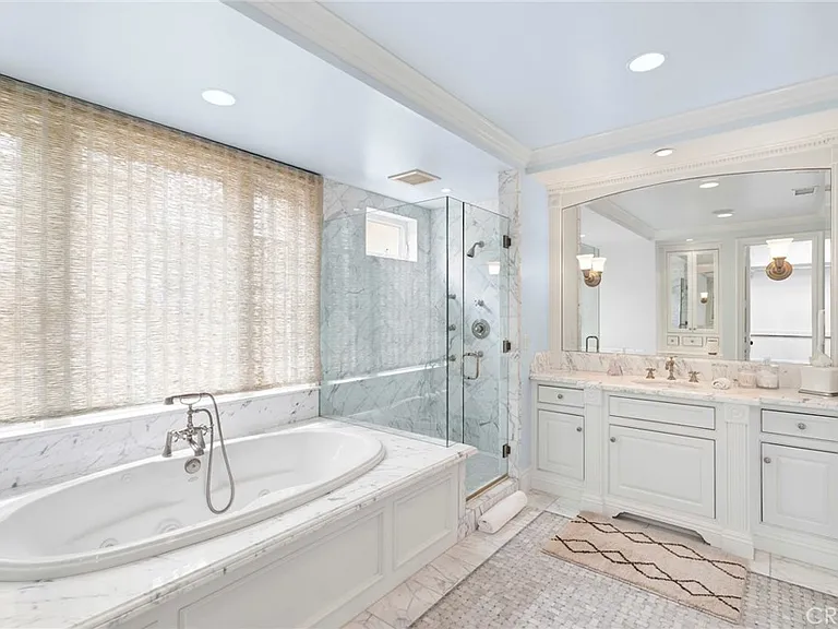 1550 E Oceanfront — Photo 19