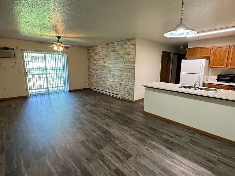 PIONEER BLUFF APARTMENTS — Photo 7