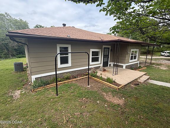 2nd image of 423 E 39th St