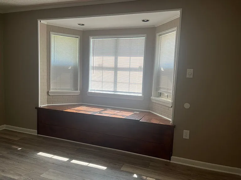 813 Sorrells Dr — Photo 3