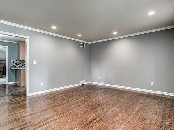 4th image of 8428 Walmer St