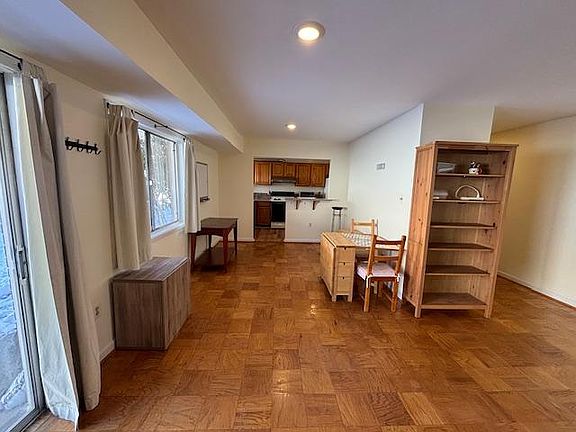 3rd image of 10662 Weymouth St #2