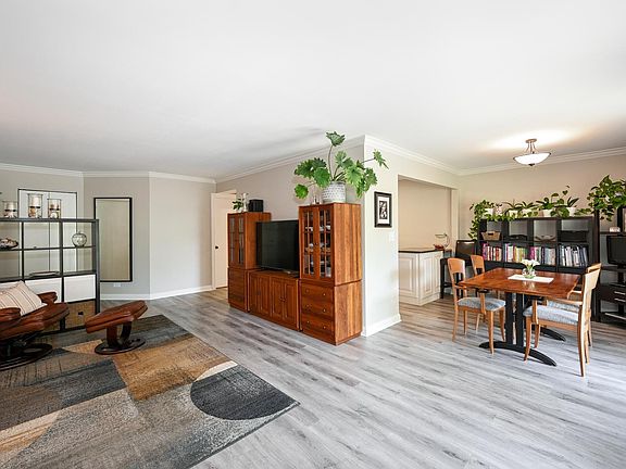 5th image of 1590 Stonehill Ct APT A