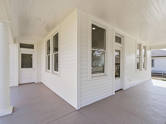 3rd image of 521 Camelia Ave