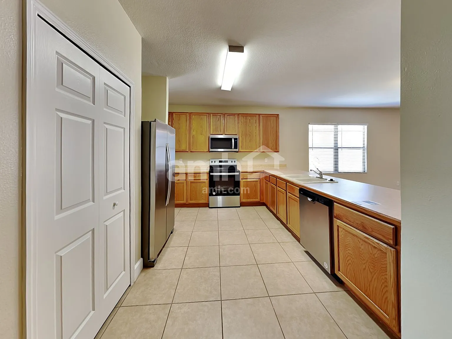 3 bed, 2.0 bath, 1979 sqft, $2,585 — Photo 4