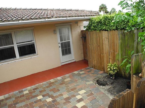 5th image of 728 NE 13th Ct APT 6