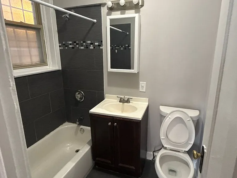 SPACIOUS 2 BEDROOM APARTMENTS AVAILABLE — Photo 54