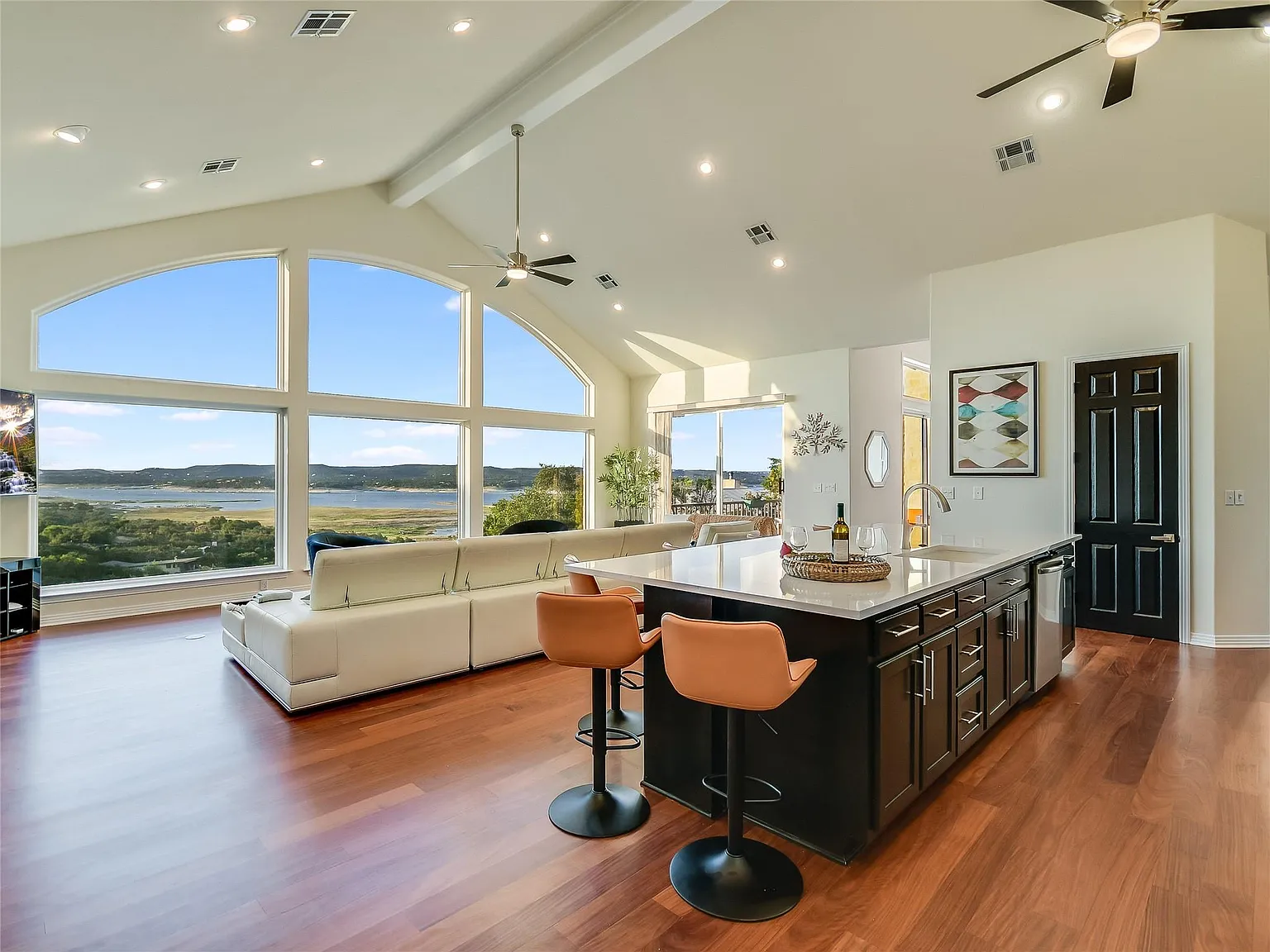 4 bed, 3.5 bath, 3461 sqft, $7,900 — Photo 3