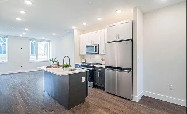 Modern 2BR/2.5BA Retreat|Private Rooftop Deck|Fairmount/Center City — Photo 4