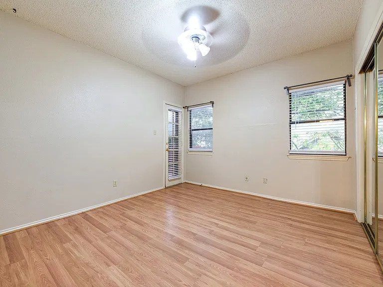 706 W 22nd St #202 — Photo 15