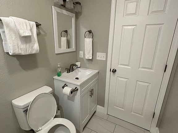4th image of 302 Grace Ave #304