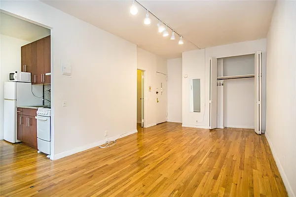 Rented by Century 21 Metropolitan | media 13