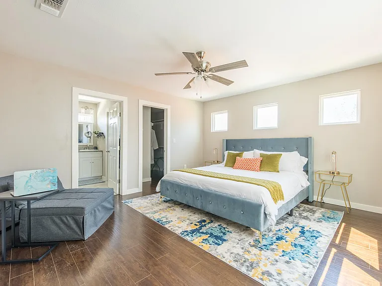 708 S Olive St — Photo 9