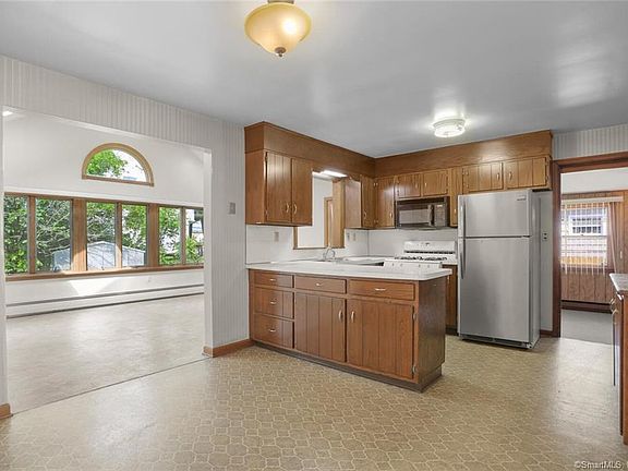 4th image of 27 Reservoir Ave