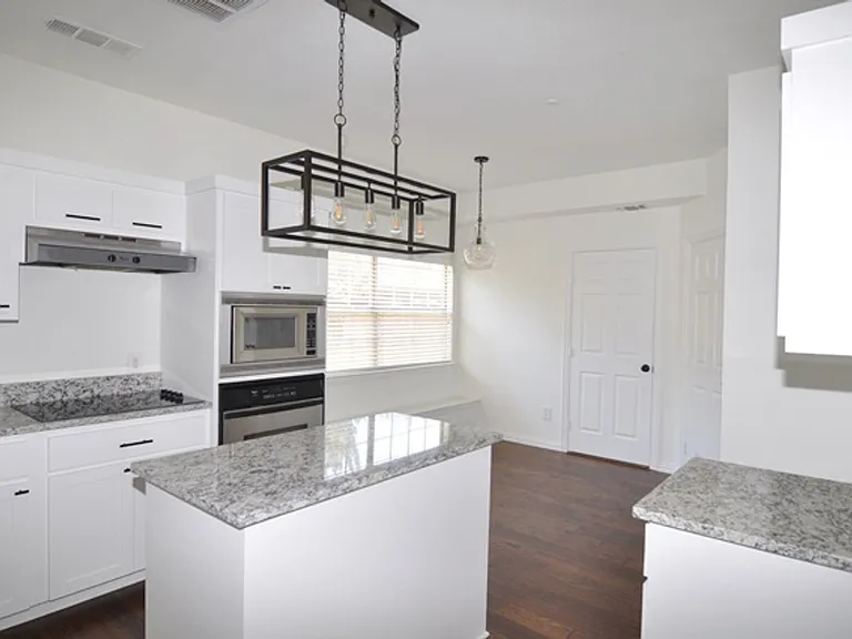 3724 Woodshadow Ln — Photo 12