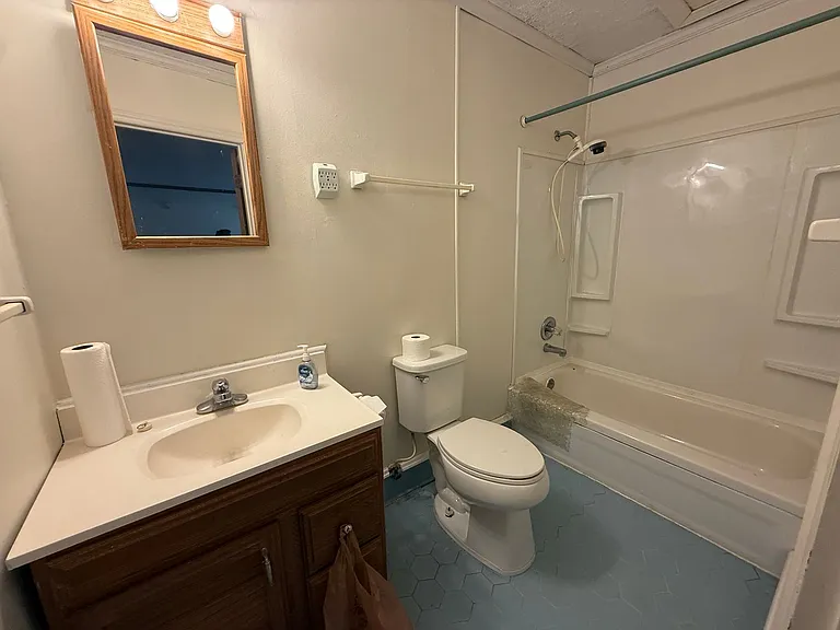 1017 Vance St E — Photo 3