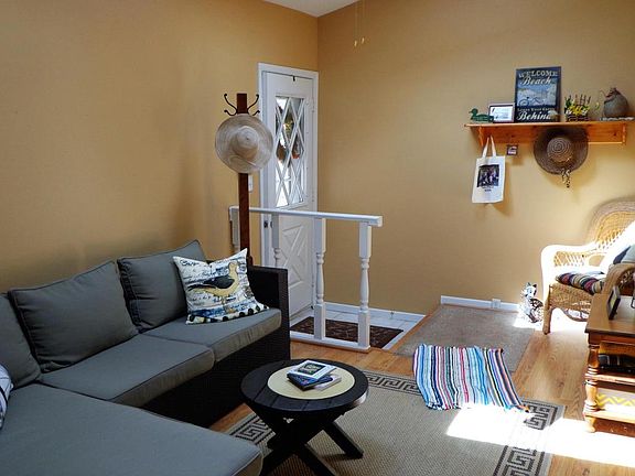 3rd image of 1900 Country Club Dr Unit 3