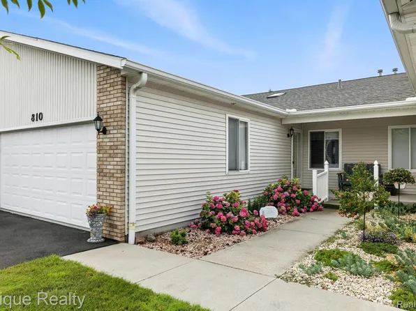 810 Crystal Ln, Marysville, MI 48040
